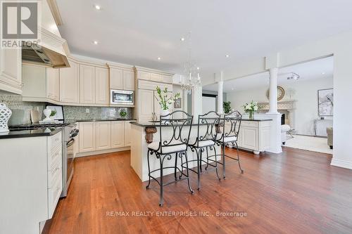 585 Hancock Way, Mississauga, ON - Indoor Photo Showing Kitchen With Upgraded Kitchen