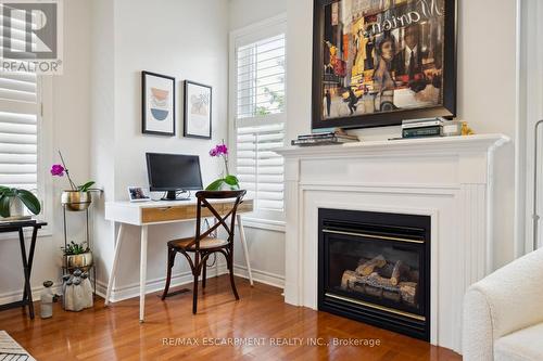 44 - 300 Ravineview Way, Oakville, ON - Indoor Photo Showing Living Room With Fireplace