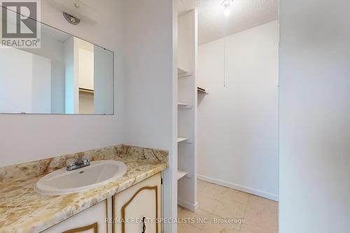 605 - 355 Rathburn Road E, Mississauga, ON - Indoor Photo Showing Bathroom