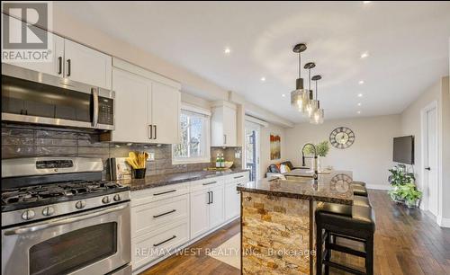 30 Fraser Avenue, New Tecumseth, ON - Indoor Photo Showing Kitchen With Upgraded Kitchen