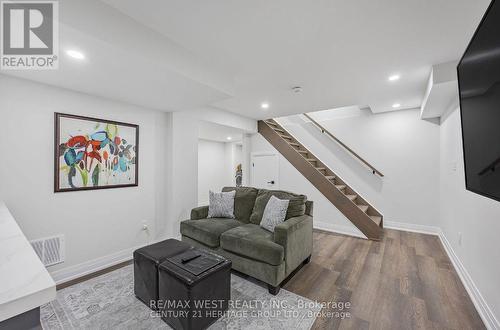 30 Fraser Avenue, New Tecumseth, ON - Indoor Photo Showing Living Room
