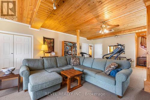 64 Wahnekewening Drive, Tiny, ON - Indoor Photo Showing Living Room