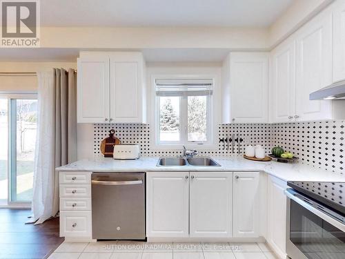 39 Bedford Estates Crescent, Barrie, ON - Indoor Photo Showing Kitchen With Double Sink