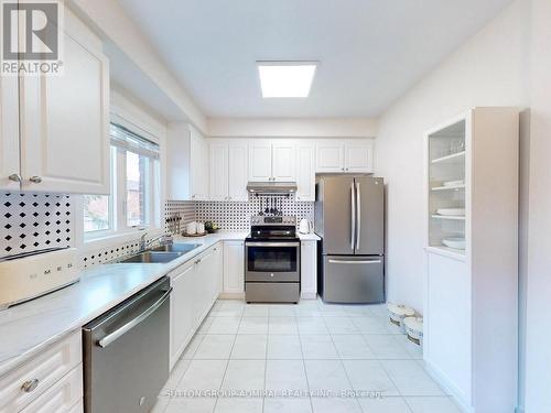 39 Bedford Estates Crescent, Barrie, ON - Indoor Photo Showing Kitchen With Double Sink With Upgraded Kitchen