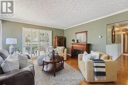 1089 Dunbarton Road, Pickering, ON - Indoor Photo Showing Living Room