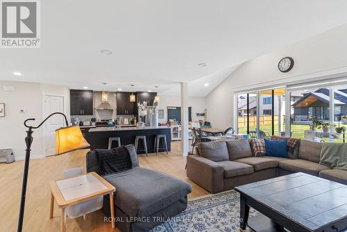 109 Cabot Trail, Chatham-Kent, ON - Indoor Photo Showing Living Room