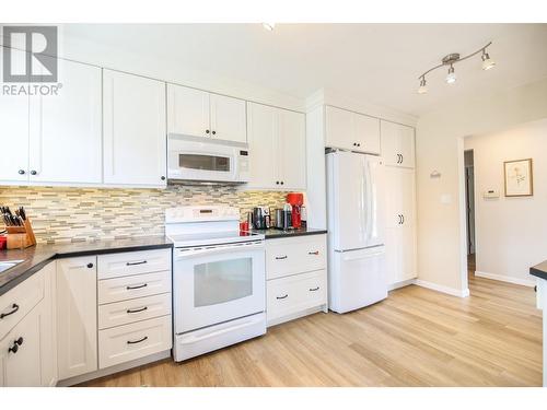 3610 Jasmine Drive, Osoyoos, BC - Indoor Photo Showing Kitchen