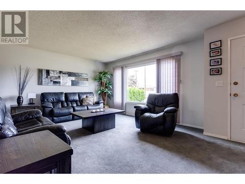 685 Quigley Road, Kelowna, BC - Indoor Photo Showing Living Room