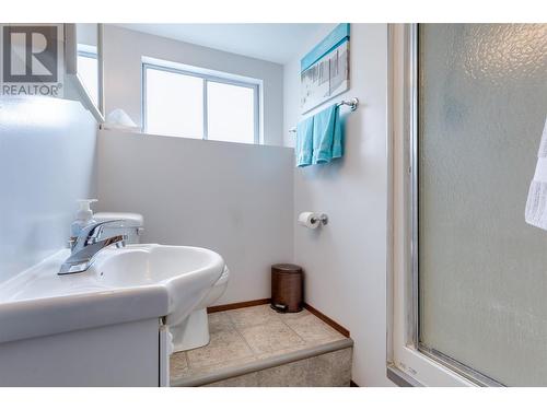 685 Quigley Road, Kelowna, BC - Indoor Photo Showing Bathroom