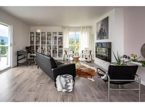 505 Marine Drive N, Kaslo, BC - Indoor Photo Showing Living Room