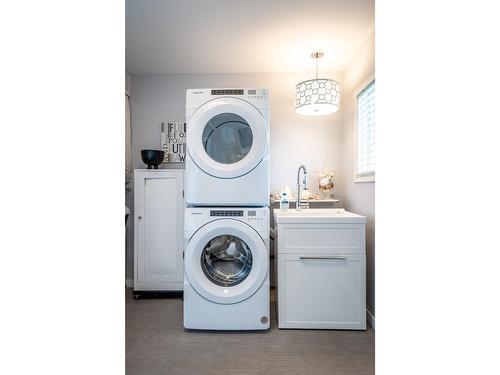 505 Marine Drive N, Kaslo, BC - Indoor Photo Showing Laundry Room