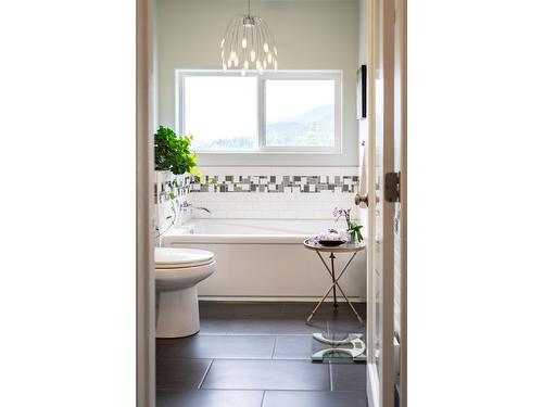505 Marine Drive N, Kaslo, BC - Indoor Photo Showing Bathroom