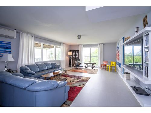 505 Marine Drive N, Kaslo, BC - Indoor Photo Showing Living Room