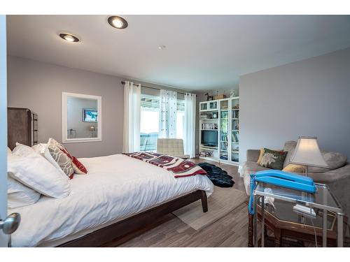 505 Marine Drive N, Kaslo, BC - Indoor Photo Showing Bedroom