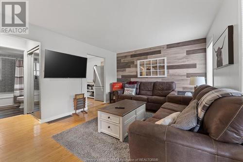 3829 Montcalm Street, Windsor, ON - Indoor Photo Showing Living Room