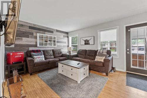 3829 Montcalm Street, Windsor, ON - Indoor Photo Showing Living Room
