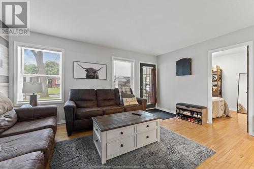 3829 Montcalm Street, Windsor, ON - Indoor Photo Showing Living Room