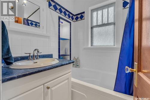 935 9Th Avenue N, Saskatoon, SK - Indoor Photo Showing Bathroom