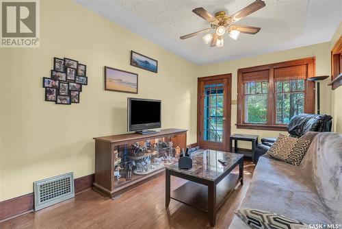 935 9Th Avenue N, Saskatoon, SK - Indoor Photo Showing Living Room