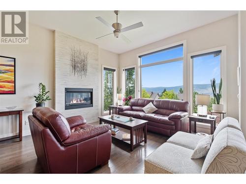 569 Harrogate Lane, Kelowna, BC - Indoor Photo Showing Living Room With Fireplace