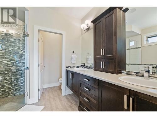 569 Harrogate Lane, Kelowna, BC - Indoor Photo Showing Bathroom