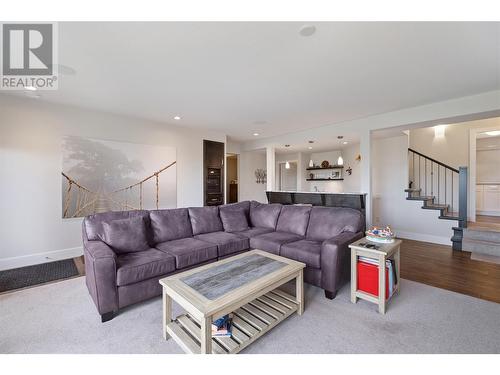 569 Harrogate Lane, Kelowna, BC - Indoor Photo Showing Living Room