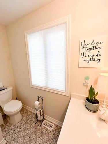 70 Genoa Drive, Hamilton, ON - Indoor Photo Showing Bathroom