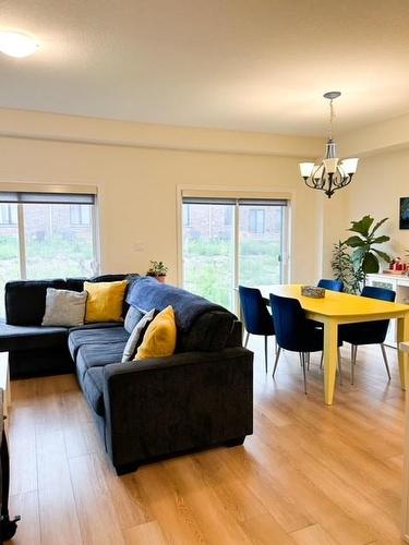 70 Genoa Drive, Hamilton, ON - Indoor Photo Showing Living Room