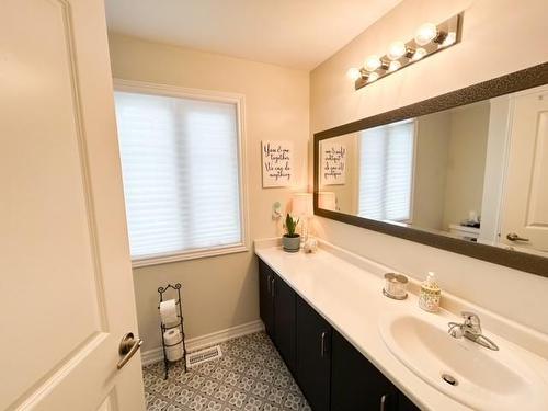 70 Genoa Drive, Hamilton, ON - Indoor Photo Showing Bathroom
