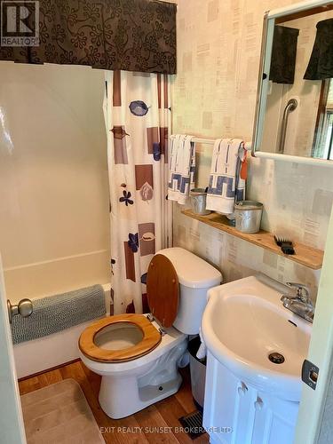 118 - 1802 County Rd 121, Kawartha Lakes, ON - Indoor Photo Showing Bathroom