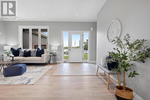 29 Riverside Drive, Kawartha Lakes, ON - Indoor Photo Showing Living Room