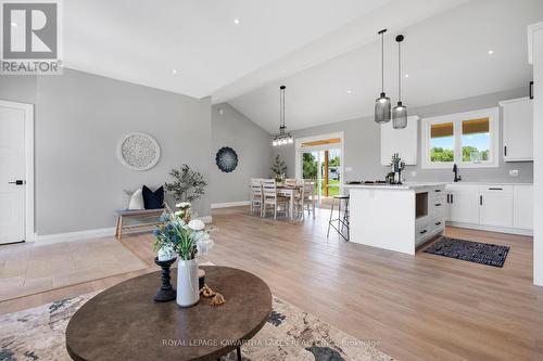 29 Riverside Drive, Kawartha Lakes, ON - Indoor Photo Showing Living Room