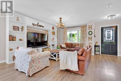 33 Hannah Street, Quinte West, ON - Indoor Photo Showing Living Room