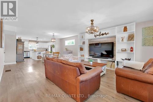 33 Hannah Street, Quinte West, ON - Indoor Photo Showing Living Room