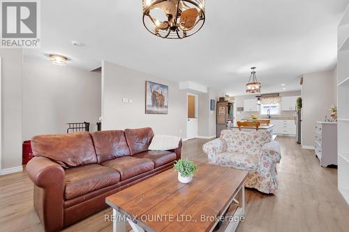 33 Hannah Street, Quinte West, ON - Indoor Photo Showing Living Room
