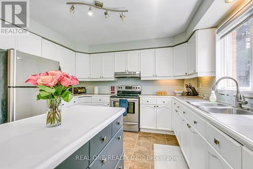 524 Blenheim Crescent, Oakville, ON - Indoor Photo Showing Kitchen With Double Sink