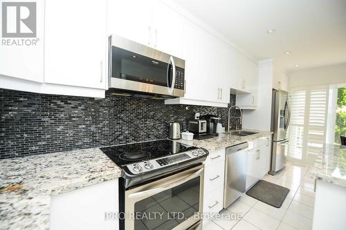 6813 Bansbridge Crescent, Mississauga, ON - Indoor Photo Showing Kitchen With Double Sink With Upgraded Kitchen