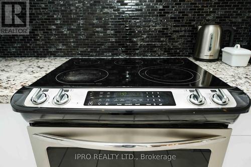 6813 Bansbridge Crescent, Mississauga, ON - Indoor Photo Showing Kitchen