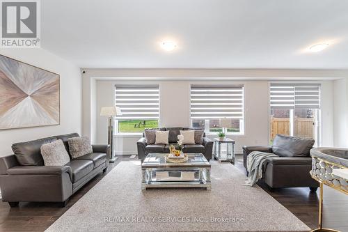 28 Tweedhill Avenue, Caledon, ON - Indoor Photo Showing Living Room