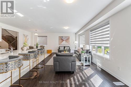 28 Tweedhill Avenue, Caledon, ON - Indoor Photo Showing Living Room