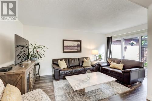 78 - 20 Mineola Road E, Mississauga, ON - Indoor Photo Showing Living Room