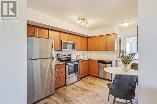 806 - 1420 Dupont Street, Toronto, ON - Indoor Photo Showing Kitchen