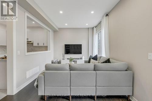 10 Beasley Grove, Hamilton, ON - Indoor Photo Showing Living Room