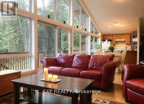 204 Jennison Road, Bancroft, ON - Indoor Photo Showing Living Room