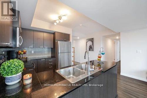 1002 - 2152 Lawrence Avenue E, Toronto, ON - Indoor Photo Showing Kitchen With Double Sink With Upgraded Kitchen