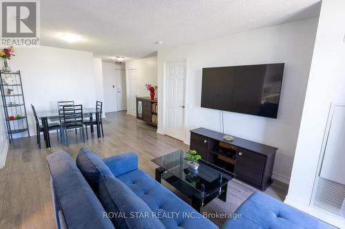 1316 - 8 Mondeo Drive, Toronto, ON - Indoor Photo Showing Living Room