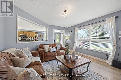 146 8Th Avenue, New Tecumseth, ON - Indoor Photo Showing Living Room