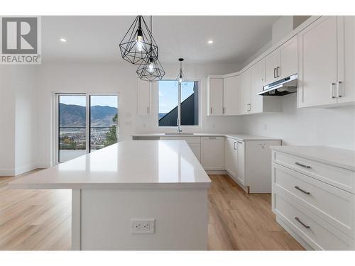 2799 Hawthorn Drive, Penticton, BC - Indoor Photo Showing Kitchen