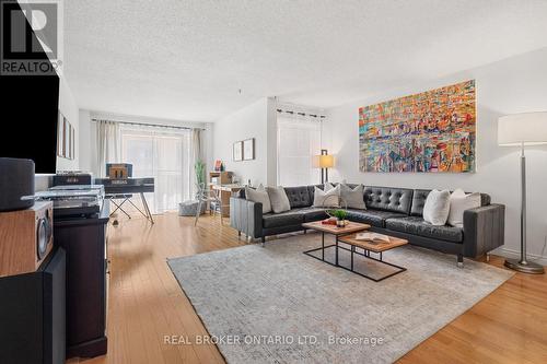 626 Adelaide Street W, Toronto, ON - Indoor Photo Showing Living Room