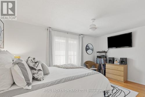 626 Adelaide Street W, Toronto, ON - Indoor Photo Showing Bedroom